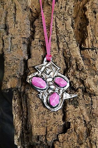 Roze metalen hanger