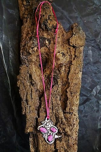 Roze metalen hanger