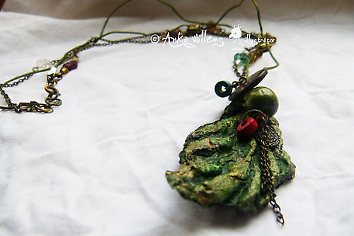 Pendant Leaf with beads